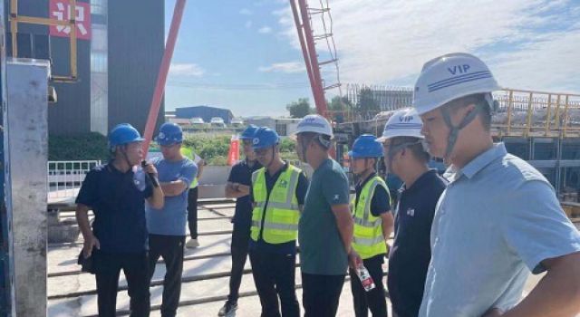 兄弟单位一公司一行到济潍四合同2号预制场观摩