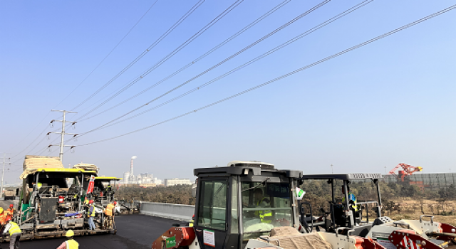 日照市南沿海公路高架项目沥青下面层首件摊铺顺利完成