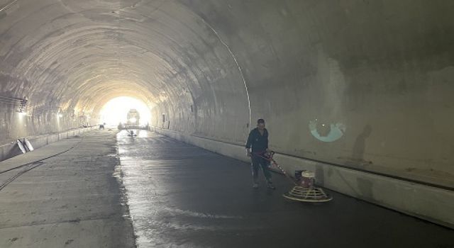 东泰咨询安鹤项目小岩沟隧道砼路面施工顺利完成