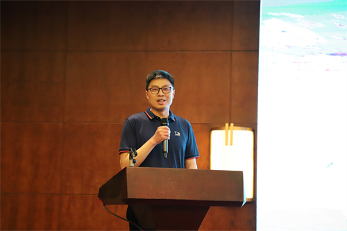 东泰咨询公司总经理张亚亮作典型发言.JPG